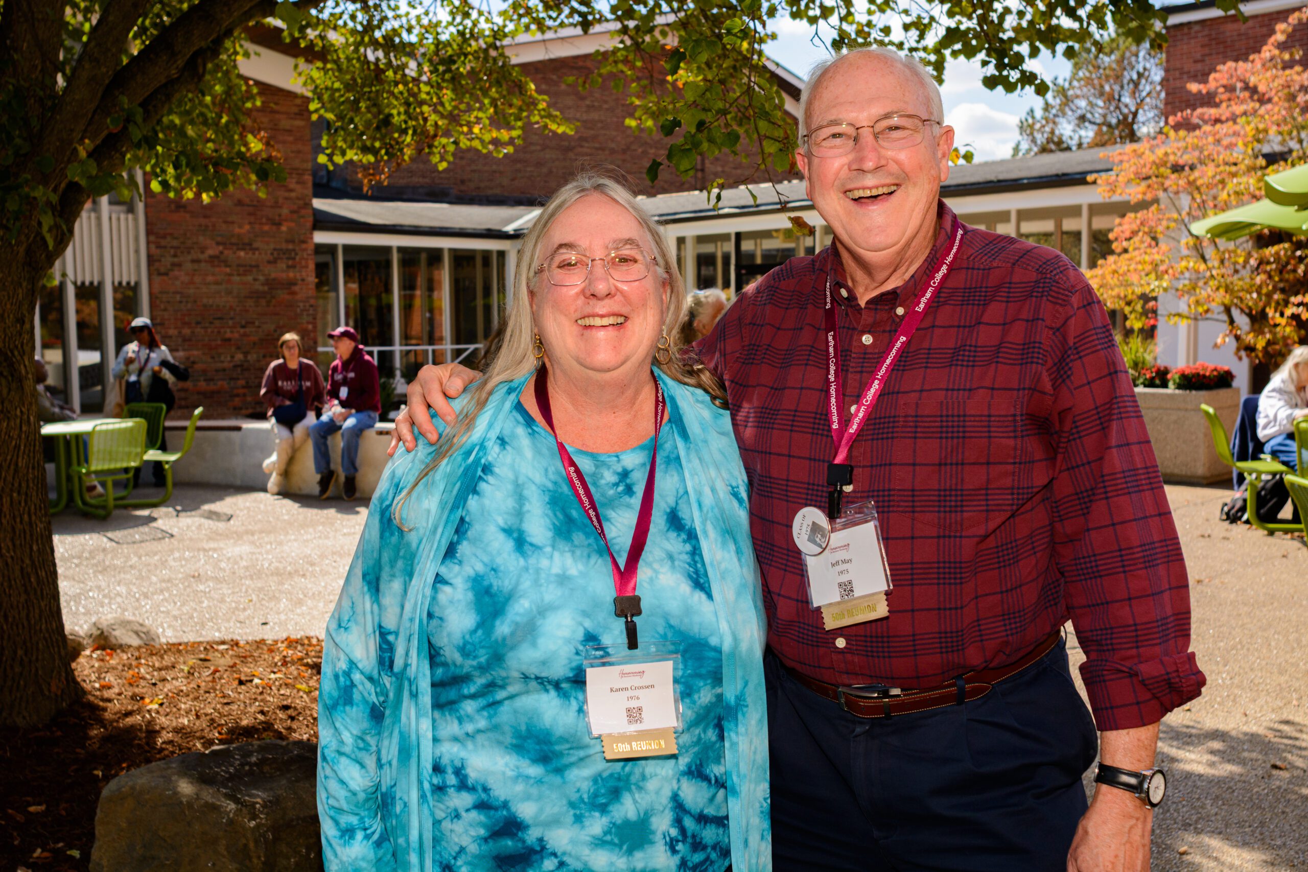 An alumni talking with a student at homecoming